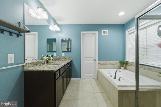 Building Photo - 7585 Holly Ridge Dr