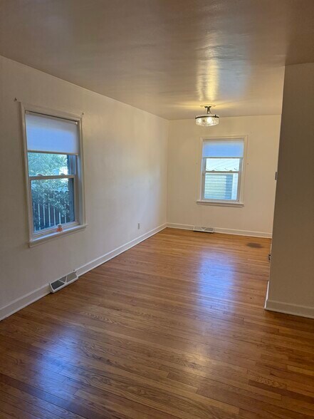 Building Photo - 242 Adelaide Pl