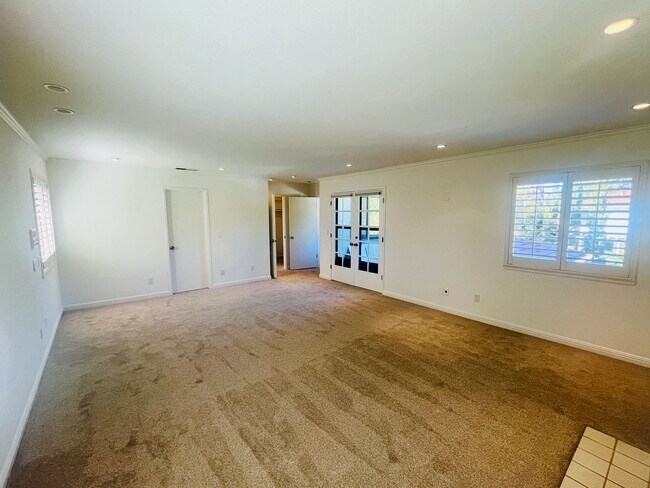 Building Photo - Extraordinary home with expansive yard on a flag lot in Mountain View.  Great Location and Schools.