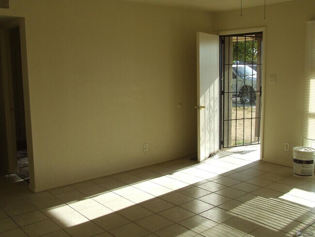 Building Photo - 2520 S James Ave