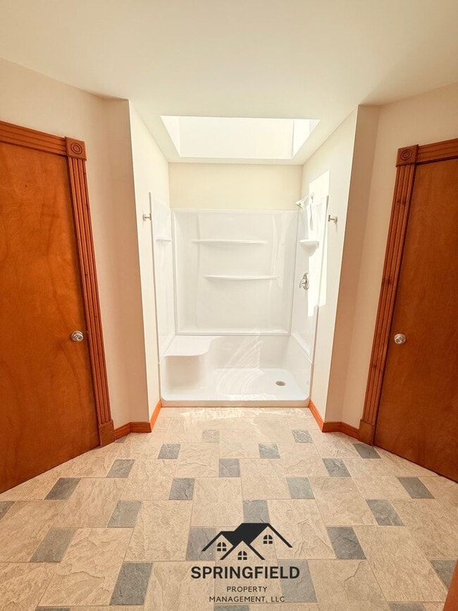 Building Photo - Location-Location, 4 BR / 2 Living Areas in SE Springfield w/ An Amazing Out Door Kitchen - Grill...