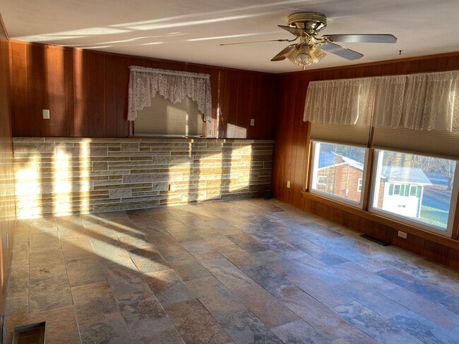 Building Photo - 3bed 2bath Home with Atwood Lake Views