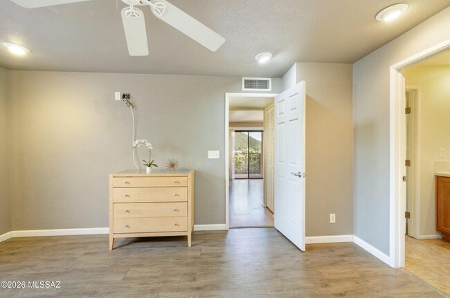 Building Photo - 5051 N Sabino Canyon Rd