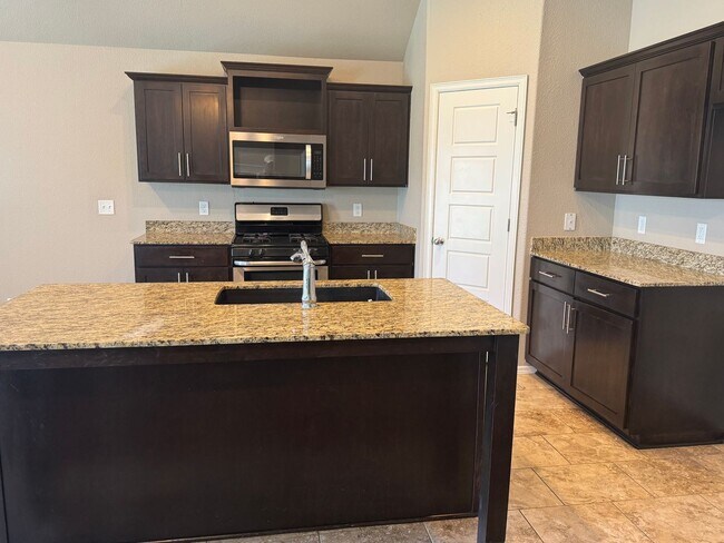 Building Photo - 4 bed, 2 bath, 3 car garage!
