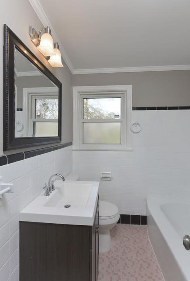 Building Photo - Newly Renovated 3 Bed 3 Bath in Desirable ...