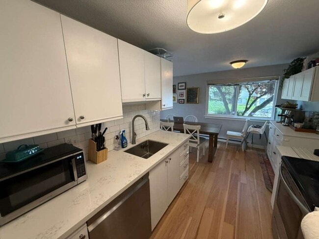 Building Photo - 2 Bedroom 2 Bathroom + Parking and Storage!