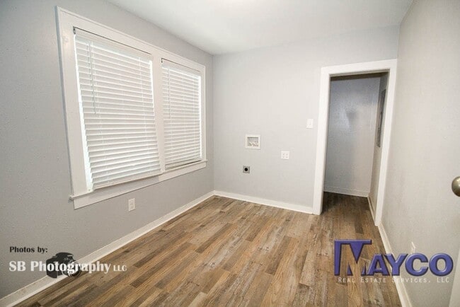 Building Photo - 3 bedroom 2 bath in Highland neighborhood,...