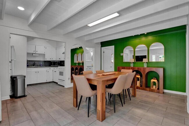 Building Photo - 211 Lessin Ln