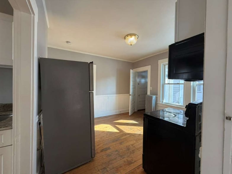 Building Photo - 246 Rogers St