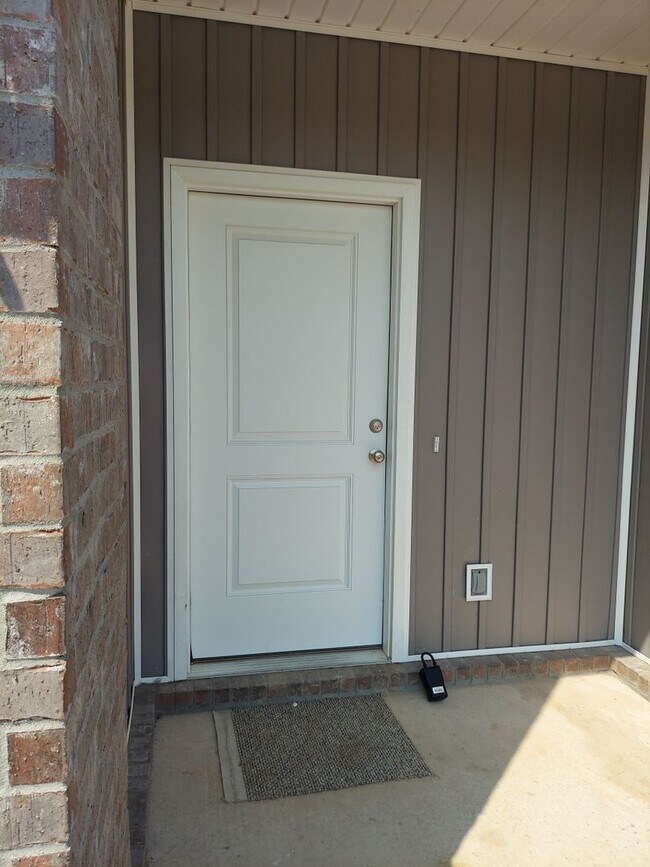 Building Photo - Beautiful 3 Bedroom Townhome in Alma!! *Move in Special*