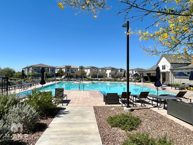 Building Photo - 4839 E Village Dr
