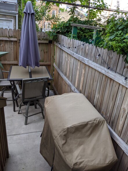 Building Photo - 624 Dudley St