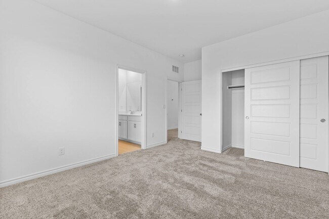 Building Photo - 4469 Sawyer Rdg St