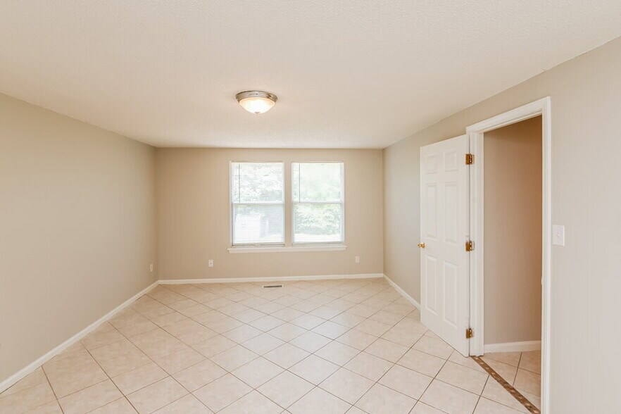 Building Photo - 3204 Old House Cir