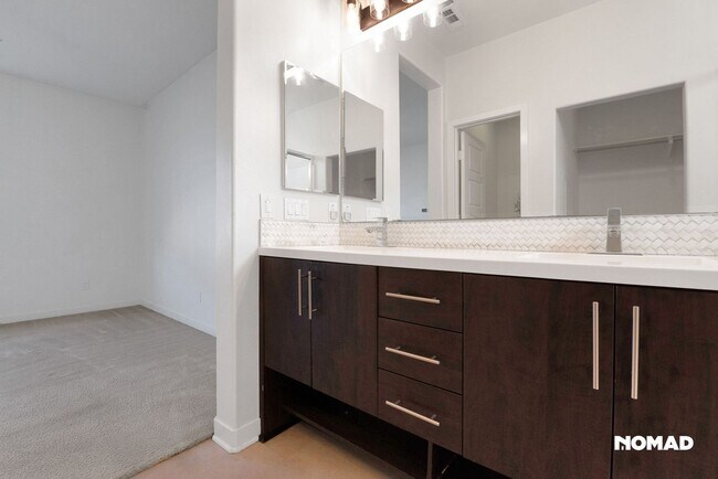 Building Photo - Luxury Townhome in Solaire/Old Creek Ranch...