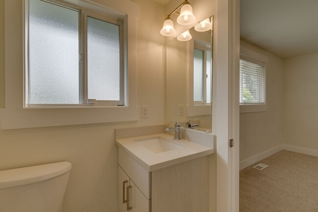 Building Photo - Amazing Updated Rambler in Kirkland with B...