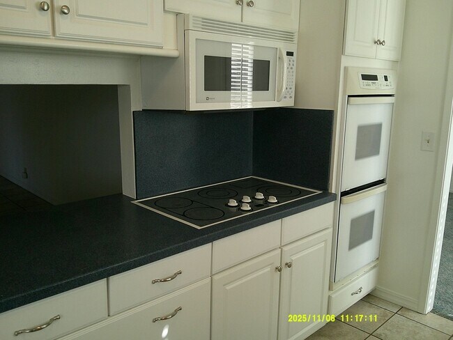 Building Photo - 390 S Almond St