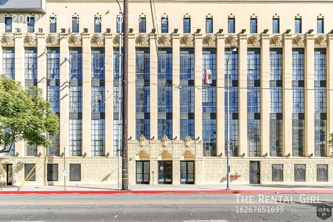 Building Photo - Stylish Lincoln Heights Loft | Private Bal...