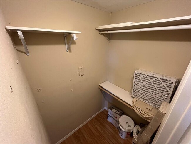 Building Photo - 5608 Cougar Dr