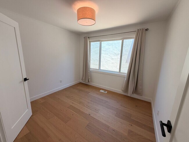 Building Photo - Spacious 4 Bedroom/2Bathroom Home in South San Francisco!