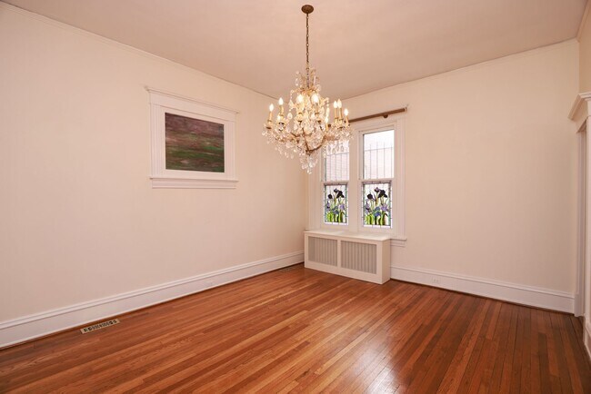 Building Photo - -- AVAILABLE 05/26/2026 -- MUSEUM DISTRICT CHARMER! 2 CAR GARAGE