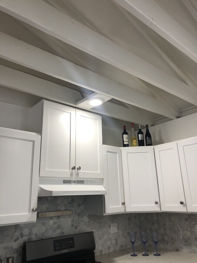 High ceilings create an airy space - 4228 Lockwood Ave