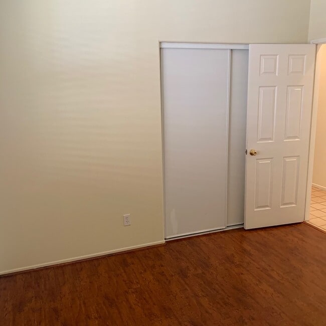 Building Photo - 4 BEDROOM VICTORVILLE HOME