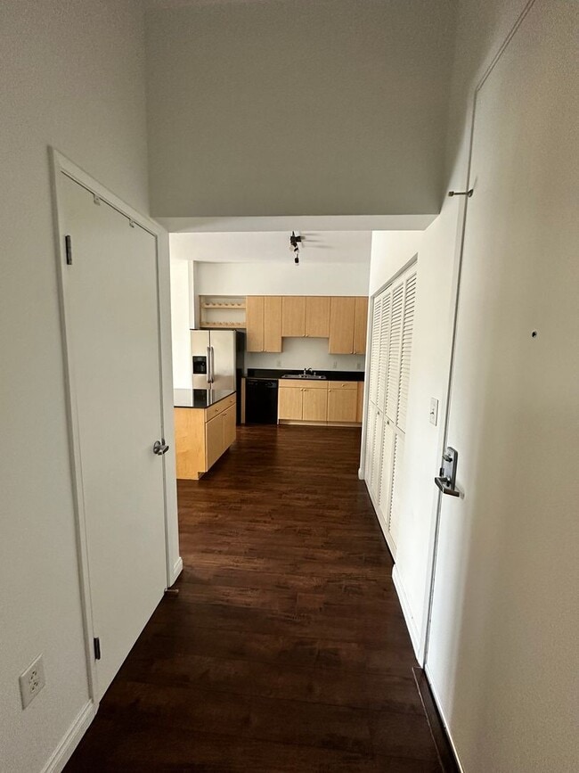 Building Photo - Modern Downtown Long Beach Condo with Ocea...