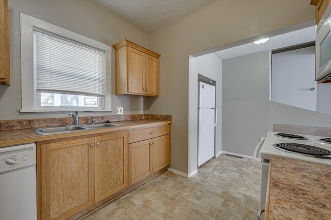 Building Photo - COLLEGE PRE-LEASING