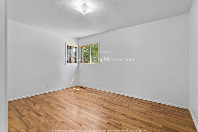 Building Photo - Charming Three Bedroom in Woodstock Neighborhood!