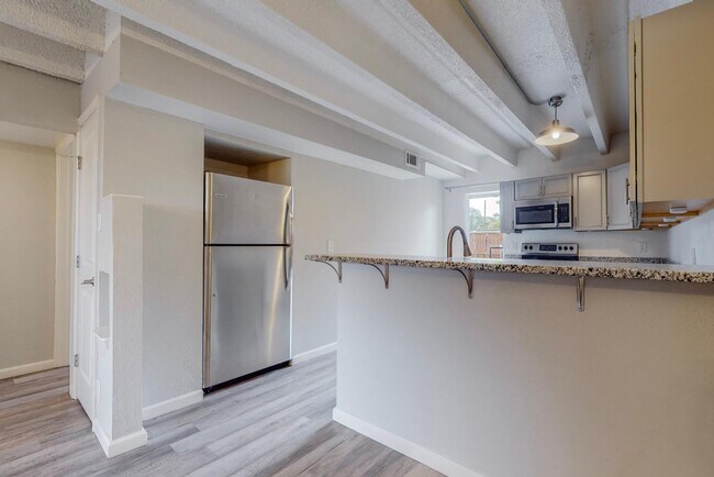 Building Photo - 1100 Alvarado Dr SE