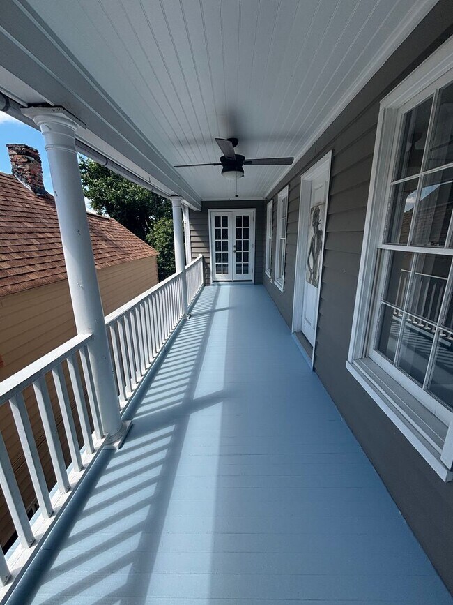 Building Photo - 2 Bedroom 2.5 Bathroom in The Charleston P...