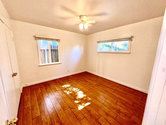 Building Photo - Charming Manhattan Beach Home with Spacious Yard – Prime Location!