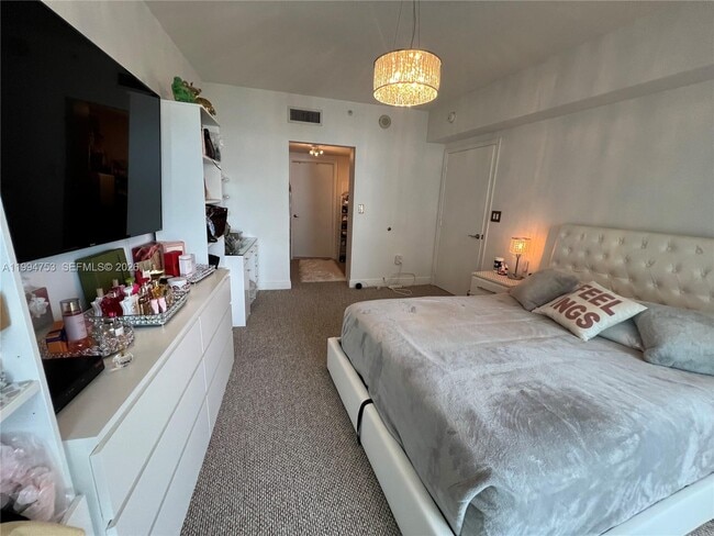 Building Photo - 1750 N Bayshore Dr