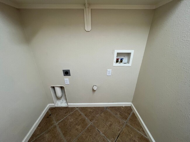 Building Photo - North Merced: $2199 possible 4 bed (4th ro...