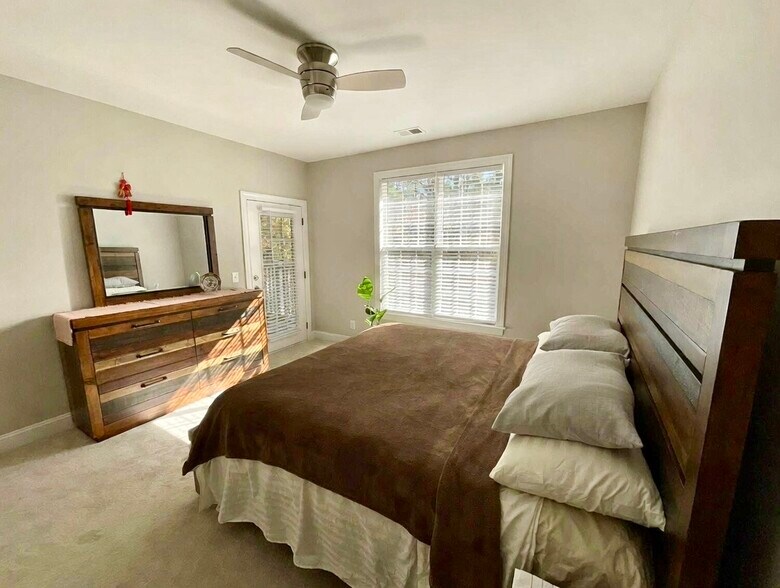 Building Photo - 833 Providence Glen Dr