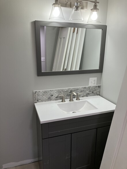 Hallway bathroom upstairs - 5142 Ridge Rd