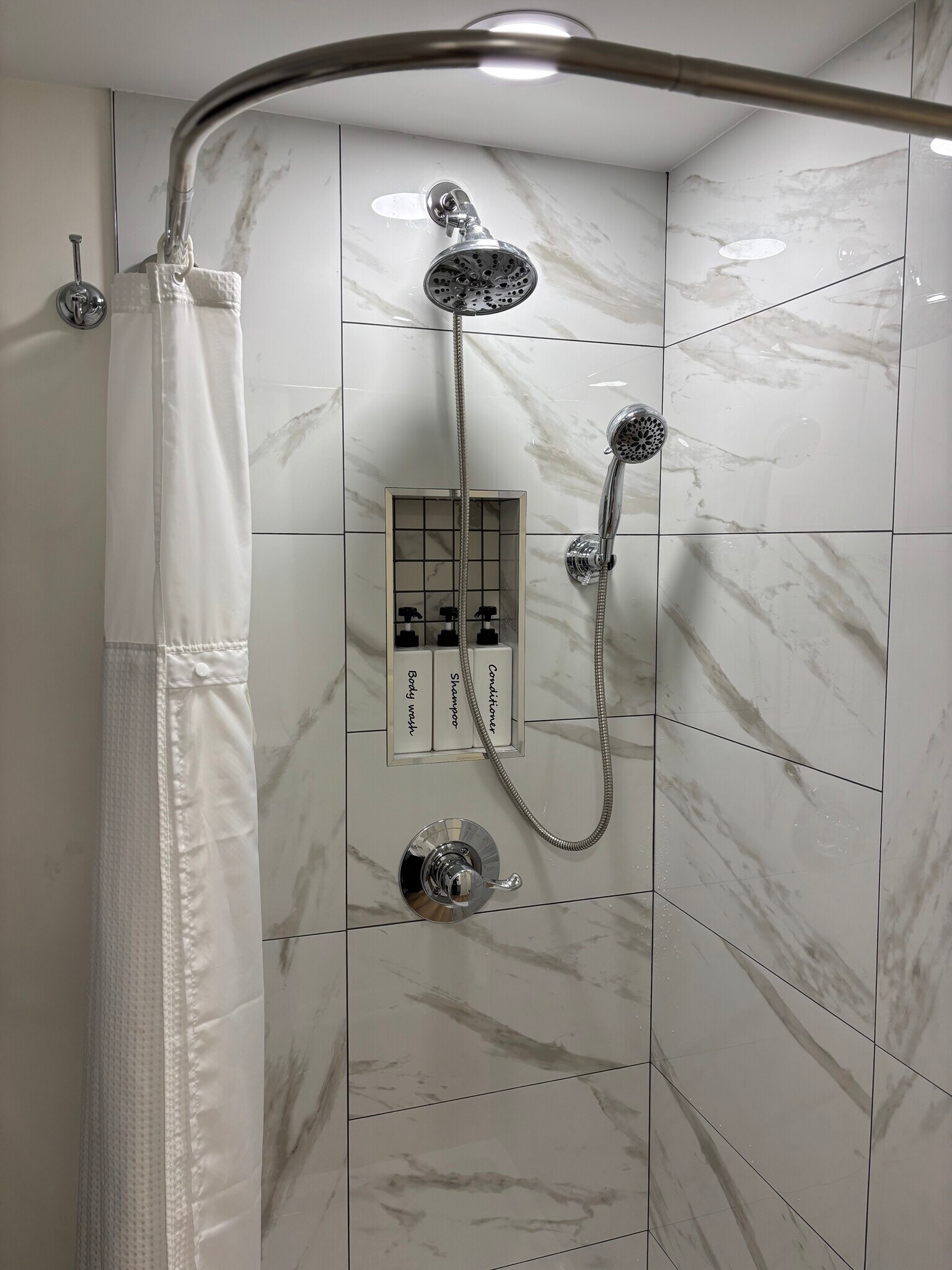 Building Photo - 402 Constitution Ave NE