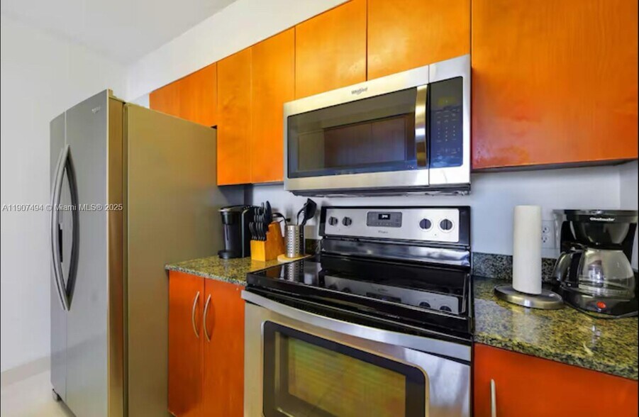 Building Photo - 1200 Brickell Bay Dr