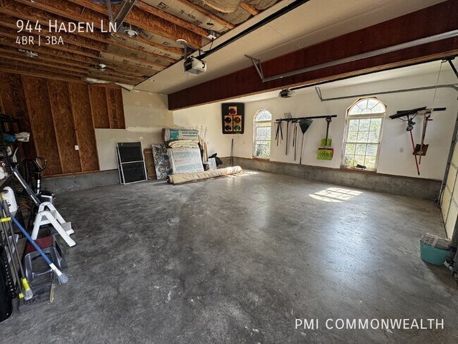 Building Photo - 944 Haden Ln