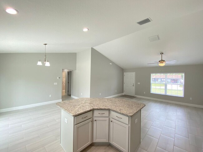 Building Photo - Desirable SW Ocala Neighborhood 4/2/2 *WON'T LAST*