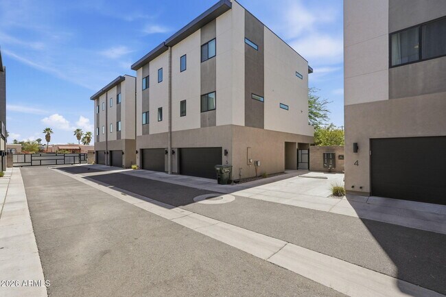 Building Photo - 2727 E Thomas Rd