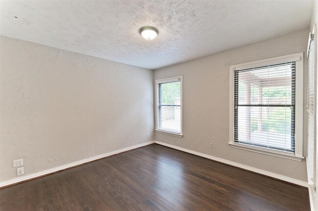 Building Photo - 515 Brookhurst Dr