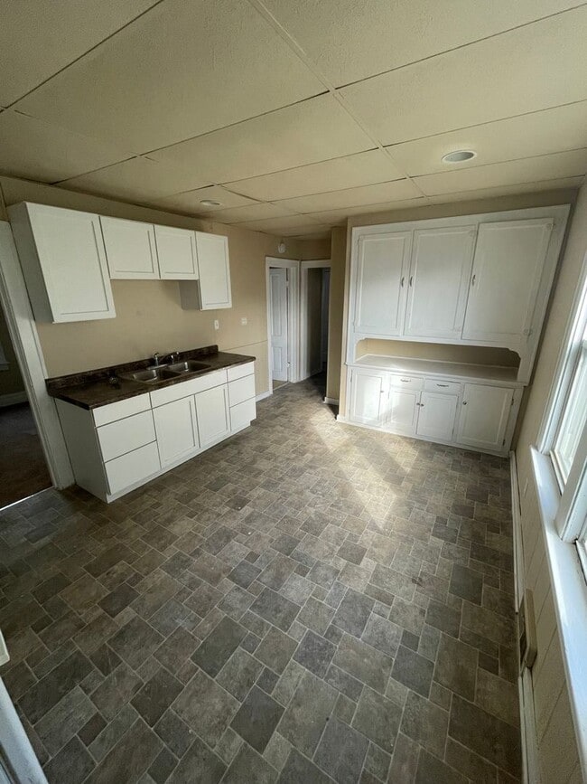 Building Photo - HUGE 4 Bedroom Apartment
