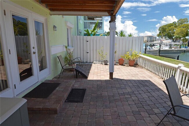 Building Photo - 5245 Coquina Key Dr SE