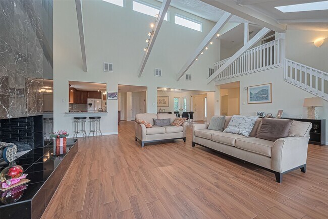 Building Photo - 14811 El Miranda Dr