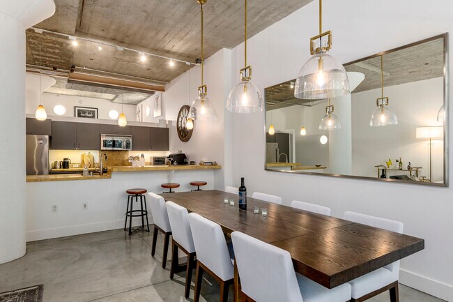 Building Photo - 300 Beale St