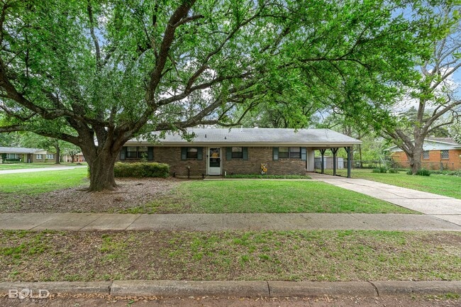 Building Photo - Check Out this 3 bed 2 bath!!