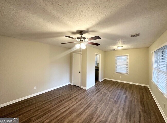 Building Photo - 1737 McKenzie Dr
