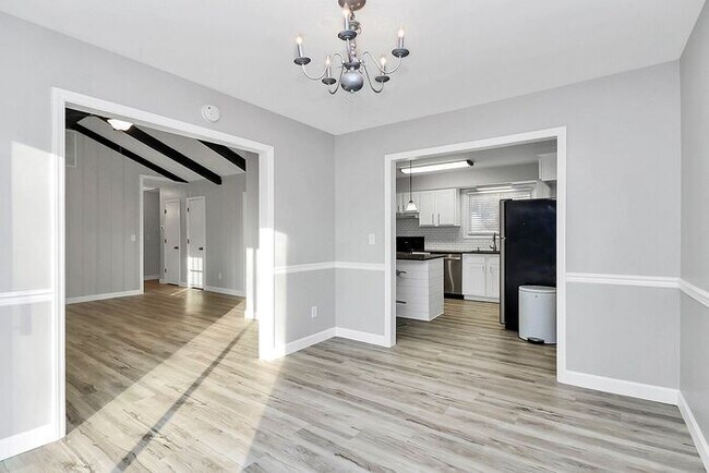 Building Photo - Charmingly Updated 3BD/2BA Ranch Home in Birnam Woods!